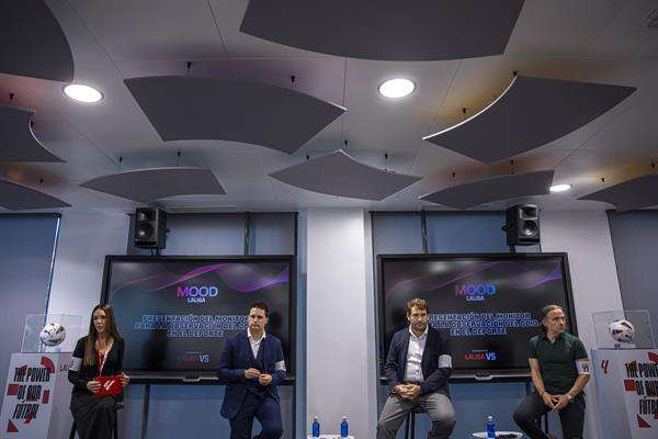 (De izq a der) La directora de Comunicación Global de LaLiga, Leticia de Zuloaga; el director General Ejecutivo de LaLiga, Óscar Mayo, el CEO de Séntisis, Borja González de Mendoza, e Ícaro Moyano, jefe de Estrategia de GrupoM, presentan el Monitor para la Observación del Odio en el Deporte (MOOD), una nueva herramienta con la que la institución y los clubes dan un paso más en la lucha contra el odio en el deporte en la sede de LaLiga en Madrid. EFE/ Daniel González