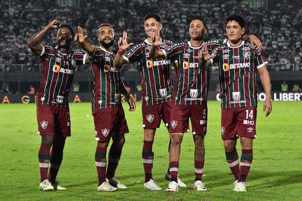 Germán Cano (d), del Fluminense de Brasil, fue registrado este jueves, 30 de agosto, al celebrar, con varios compañeros, un gol que le anotó al Olimpia de Paraguay, durante el partido de vuelta de esta llave de la Copa Libertadores de la Conmebol, en el estadio Defensores del Chaco, en Asunción (Paraguay). EFE/Daniel Piris