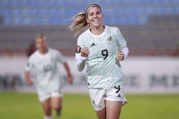Alicia Cervantes de Mexico celebra un gol hoy, durante un partido clasificatorio para la Copa Oro W 2024 entre México y Trinidad & Tobago realizado en el estadio Hidalgo de la ciudad de Pachuca (México). EFE /David Martínez Pelcastre
