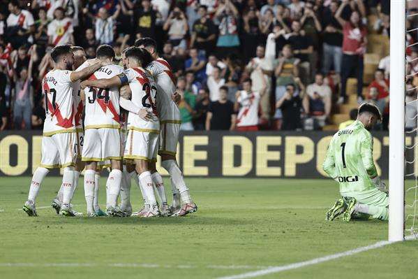 Rayo Vallecano, con goles de Isi Palazón de penalti en la primera parte y otro de Jorge De Frutos a falta de nueve minutos para el final, se sobrepuso al enorme diluvio que cayó durante gran parte de la segunda parte para doblegar al Alavés, que no inquietó mucho al equipo madrileño.