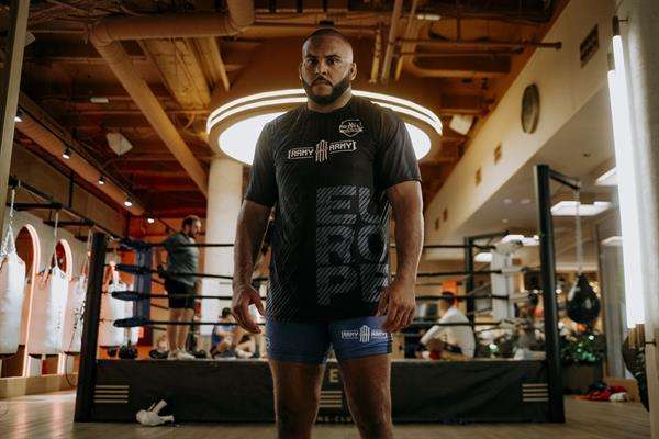 Fotografía que muestra al luchador español de origen marroquí Abdellah Er-Ramy, quien afronta este sábado su pelea más importante hasta la fecha. Buscará en PFL Europa 3 en París un billete para la final del 8 de diciembre en Dublín. También está en juego una plaza para disputar el torneo de un millón de dólares en Estados Unidos. EFE/DAZN/José Peñuela /