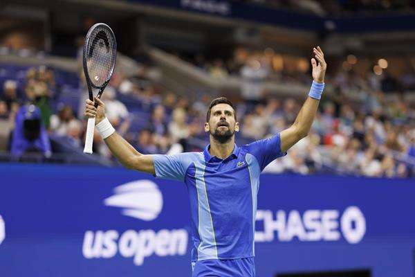 Djokovic remonta dos sets y se salva de forma milagrosa ante su compatriota Djere
