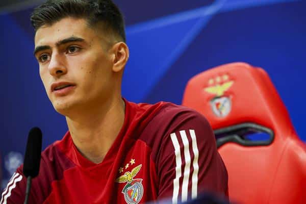 El defensa portugués Antonio Silva en la rueda de prensa previa al partido de Liga de Campeones contra la Real Sociedad.EFE/EPA/JOSE SENA GOULAO