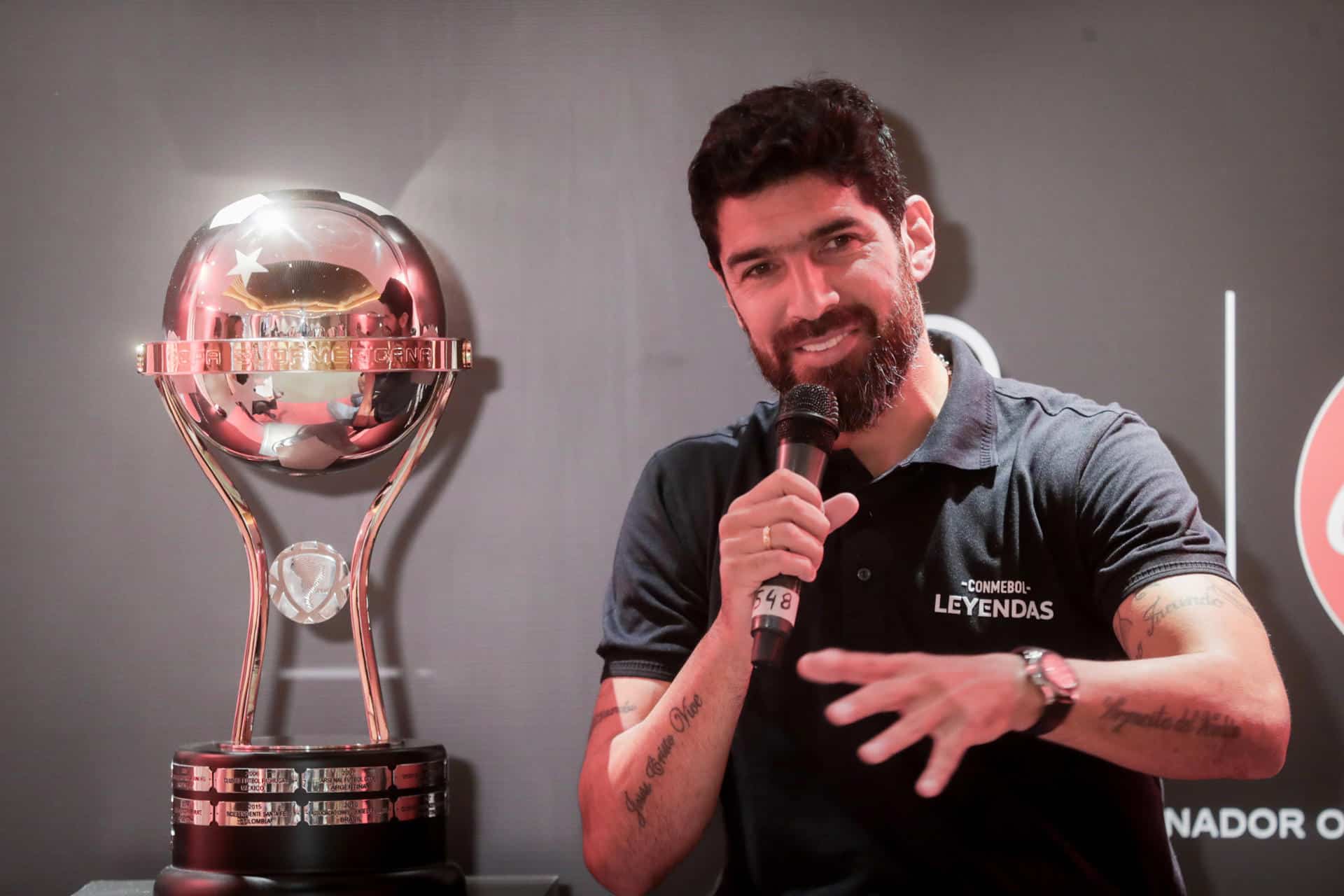 Loco Abreu presenta en Uruguay el trofeo de la Copa Sudamericana