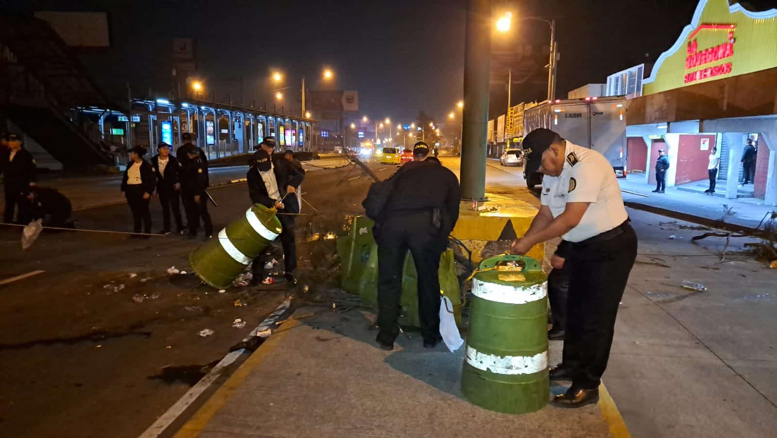 Manifestantes liberan el paso en Calzada Aguilar Batres