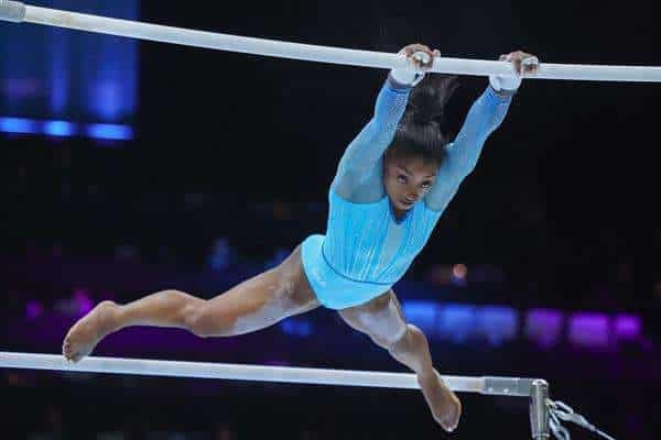 Simone Biles, de EE.UU., actúa durante las calificaciones de la competencia de barras desiguales del Campeonato Mundial de Gimnasia artística en Amberes, Bélgica. EFE/EPA/OLIVIER MATTHYS