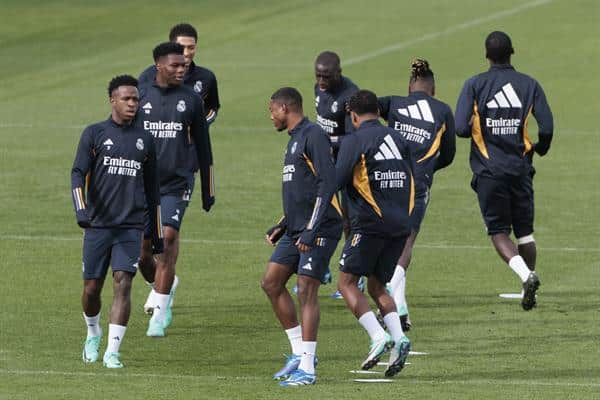 El jugador brasileño del Real Madrid, Vinicius Jr. (i) durante el entrenamiento realizado en la Ciudad Deportiva de Valdebebas en la víspera del partido de LaLiga contra el Sevilla, este sábado en la capital andaluza. EFE/Sergio Pérez