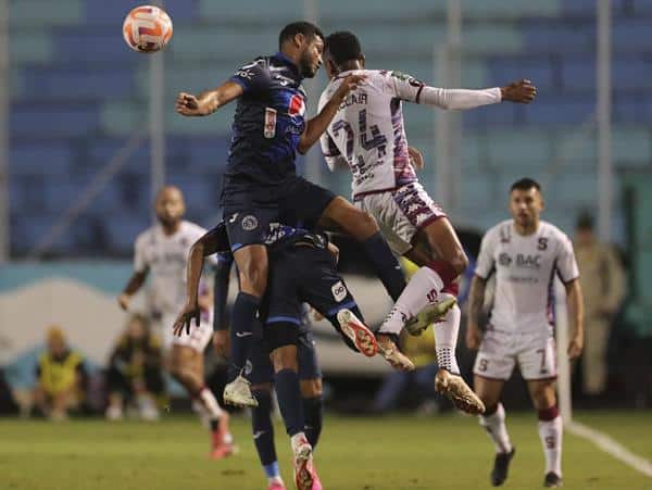 Orlando Sinclair (d) del Saprissa disputa hoy el balón con Marcelo Pereira del Motagua, durante un partido de repechaje de la Copa Centroamericana en el estadio Chelato Uclés en Tegucigalpa (Honduras). EFE/ Gustavo Amador