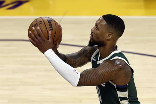 El guardia de los Milwaukee Bucks, Damian Lillard, en acción durante el primer cuarto del juego de pretemporada entre los Milwaukee Bucks y Los Angeles Lakers. EFE/EPA/ETIENNE LAURENT