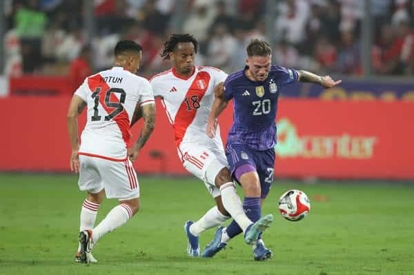 André Carrillo (c) de Perú disputa el balón con Alexis Mac Allister (d) de Argentina hoy, en un partido de las Eliminatorias Sudamericanas para la Copa Mundial de Fútbol 2026 entre Perú y Argentina en el estadio Nacional de Lima (Perú). EFE/Paolo Aguilar