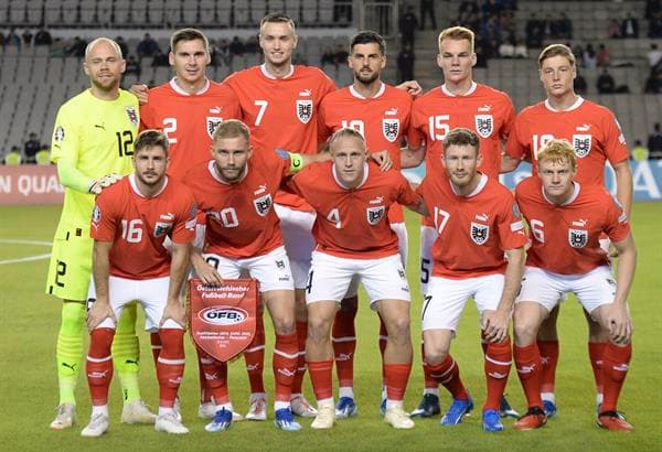 El jugador de Azerbayán Emin Makhmudov (I) trata de frenar Alexander Prassen de Austria partido de clasificación jugado Baku, Azerbaiyán. EFE/EPA/STRINGER