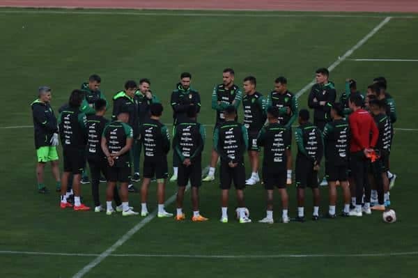 Jugadores de la selección de Bolivia participan en la práctica previa al partido con Ecuador hoy, en La Paz (Bolivia). EFE/Luis Gandarillas
