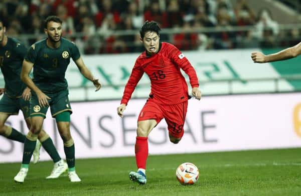 Lee Kangin de Corea del Sur en acción durante un partido internacional de fútbol amistoso entre Corea del Sur y Túnez en el Estadio de la Copa Mundial Sangam en Seúl, Corea del Sur. EFE/EPA/JEON HEON-KYUN