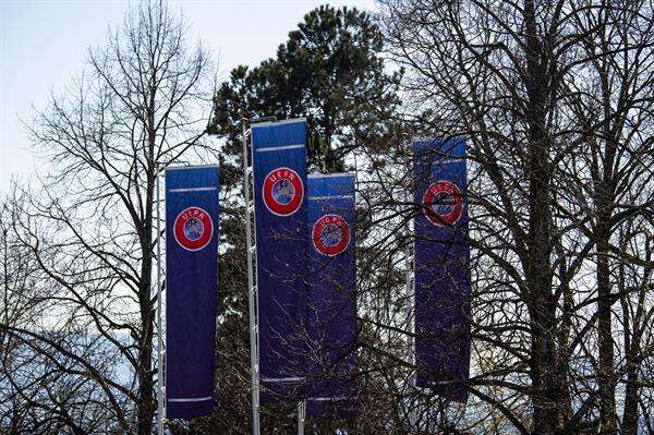 Banderas con el logo de la UEFA junto a la entrada de la sede de la UEFA, en Nyon, Suiza en una foto de archivo. EFE/EPA/JEAN-CHRISTOPHE BOTT
