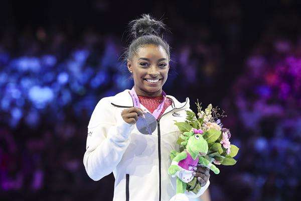 La gimnasta estadounidense Simone Biles muestra la plata conseguida en los mundiales de Ambeles, Bélgica. EFE/EPA/OLIVIER MATTHYS