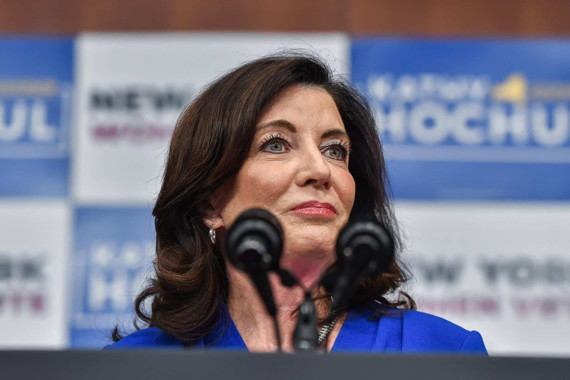 Gobernadora de Nueva York eleva trabajos disponibles para inmigrantes