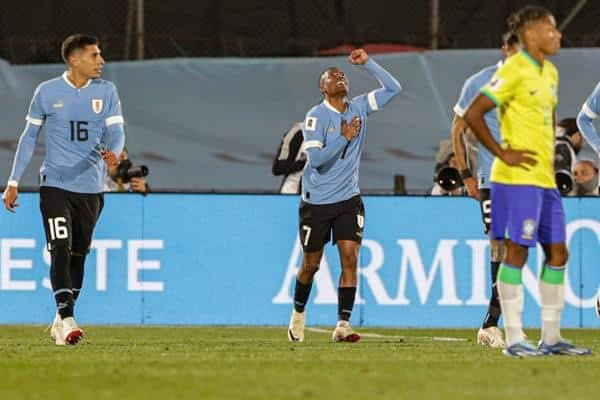 Nicolás de la Cruz Arcosa (c) de Uruguay celebra un gol hoy, en un partido de las Eliminatorias Sudamericanas para la Copa Mundial de Fútbol 2026 ante Brasil en el estadio Centenario, en Montevideo (Uruguay). EFE/Gaston Britos