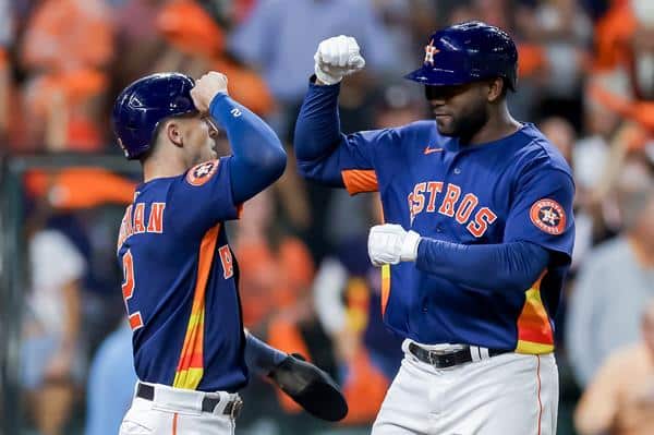 El cubano José Abreu disparó dos cuadrangulares y su compatriota Yordan Álvarez y Alex Bregman también conectaron jonrones para apoyar otra dominante actuación del dominicano Cristian Javier en la postemporada y de esta manera los Astros derrotaron este martes 1-9 a los Mellizos.