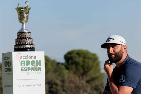 El golfista español Jon Rahm, número tres del mundo, junto al trofeo del torneo del Open de España de golf, en el que parte como gran favorito. EFE/ Sergio Pérez