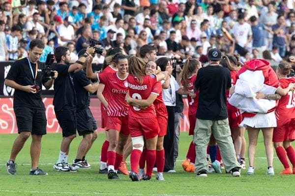 Las jugadoras del Aniquiladoras FC celebran su victoria frente al Pio FC este sábado, tras el partido de semifinales de la Kings & Queens Cup Finals, en el estadio de La Rosaleda, en Málaga. EFE/ Daniel Pérez