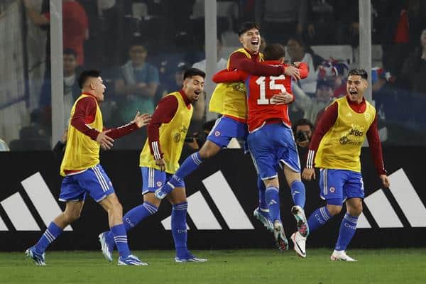 Diego Valdés (c) de Chile celebra su gol hoy, en un partido de las Eliminatorias Sudamericanas para la Copa Mundial de Fútbol 2026 entre Chile y Perú en el estadio Monumental, en Santiago (Chile). EFE/Elvis González