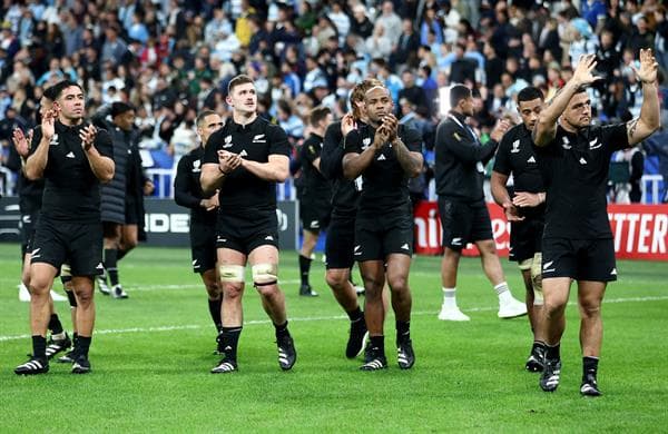 Los jugadores de Nueva Zelanda celebran tras clasificarse para la final del Mundial de rugby. EFE/EPA/MOHAMMED BADRA