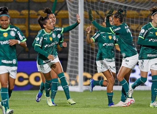 Jugadoras de Palmeiras celebran un gol hoy tras anotar contra Olimpia, durante un partido por los cuartos de final de la Copa Libertadores Femenina entre Palmeiras y Club Olimpia en el estadio de Techo, en Bogotá (Colombia). EFE/Mauricio Dueñas Castañeda