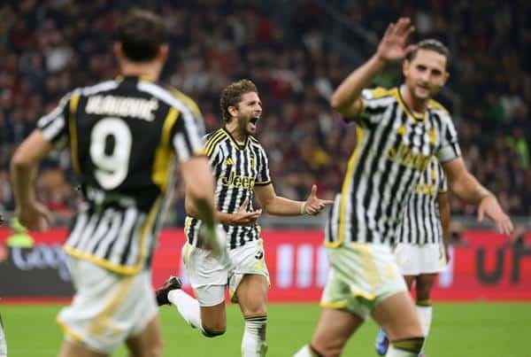 El delantero del Juventus Manuel Locatelli (c) celebra con sus compañeros el único gol del partido durante el partido de la Serie A jugado AC Milan y Juventus FC en el Giuseppe Meazza de Milan, Italia. EFE/EPA/MATTEO BAZZI