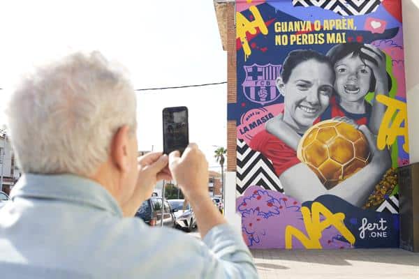 "Gana o aprende, no pierdas nunca" es la leyenda del mural con el que se ha despertado este martes Sant Pere de Ribes, el pueblo natal de Aitana Bonmatí, la flamante 'Balón de Oro', que se coronó anoche en París. El mural es un regalo del FC Barcelona a su jugadora. EFE/Alejandro García