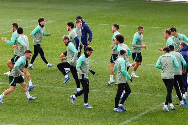 Los jugadores del Atlético de Madrid durante el entrenamiento de este martes antes de viajar a Glasgow. EFE/ Juan Carlos Hidalgo