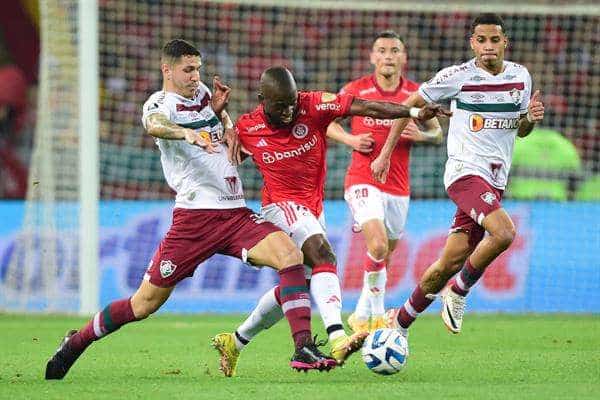 Enner Valencia (c) de Internacional disputa un balón con Nino (i) de Fluminense hoy, en un partido de las semifinales de la Copa Libertadores entre Internacional y Fluminense en el estadio Beira-Rio, en Porto Alegre (Brasil). EFE/Ricardo Rimoli