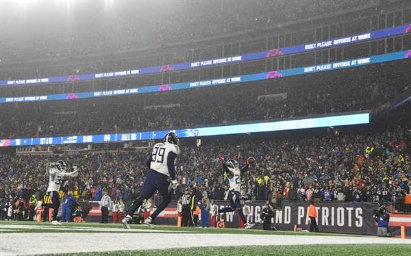 Nashville El cornerback de los Tennessee Titans, Logan Ryan (R), corre una intercepción hacia la zona de anotación para un touchdown contra los New England Patriots. EFE/EPA/JUAN CETRINO/Archivo
