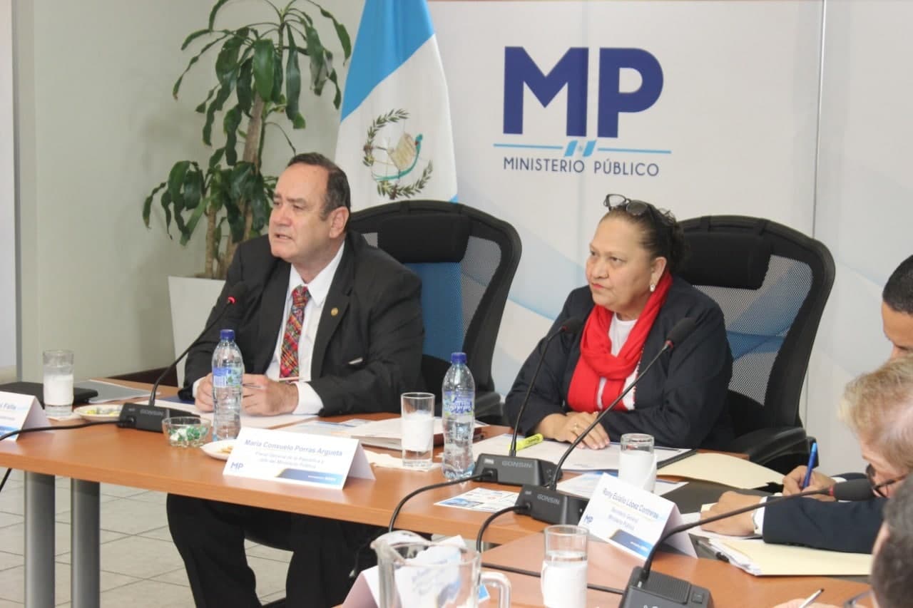 Giammattei y Consuelo porras