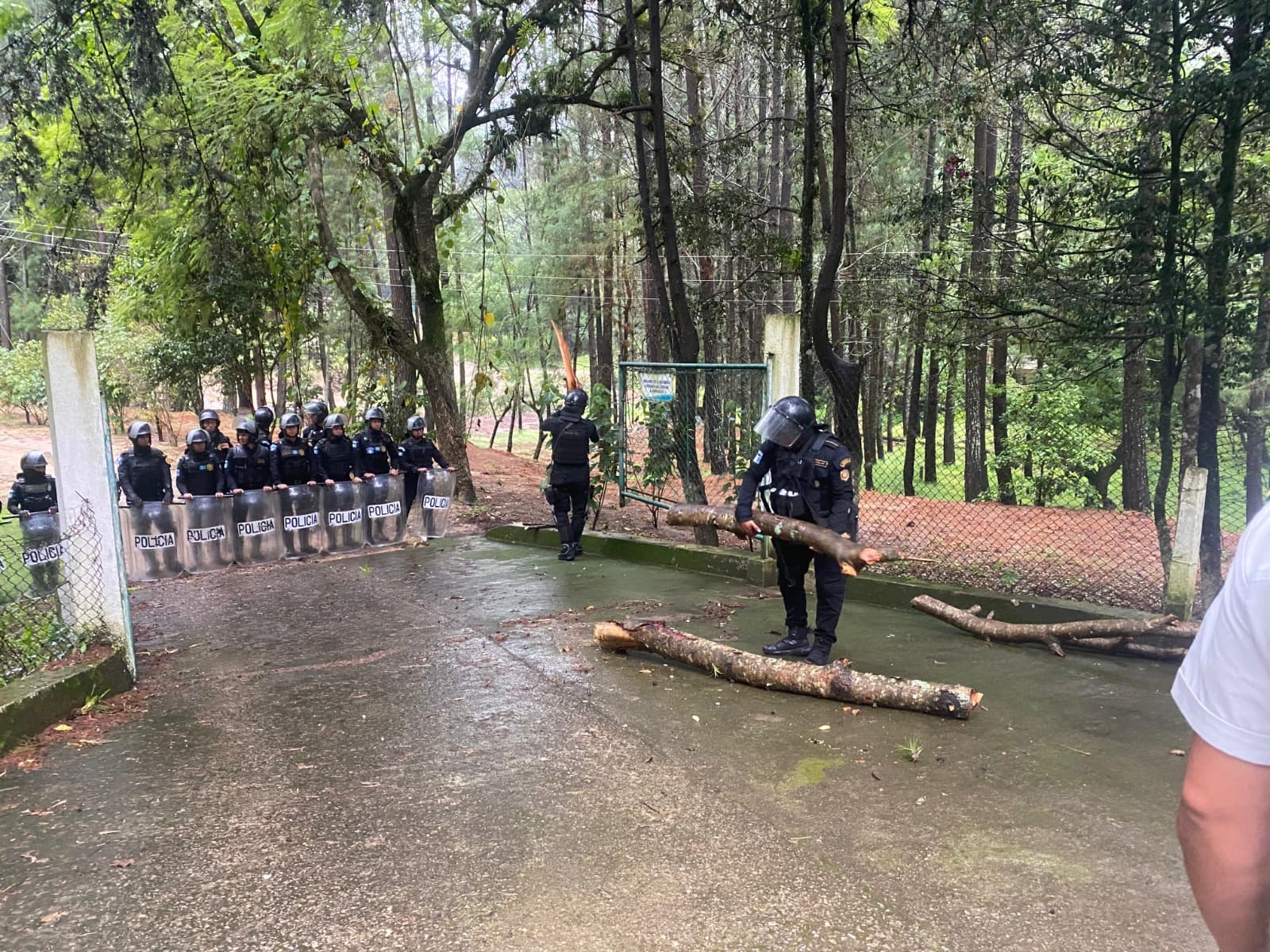 Policia Nacional Civil recibida a balazos tras tomar control en planta de agua