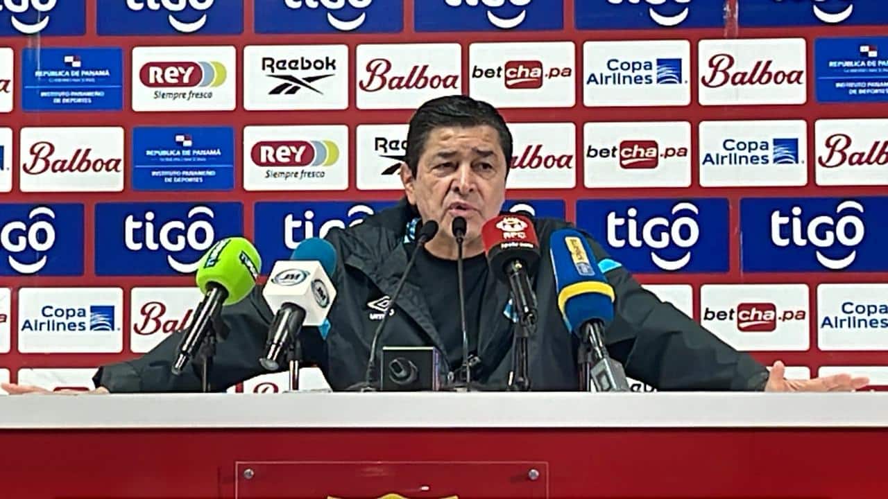 Luis Fernando Tena en el entrenamiento de Selección de Guatemala en el Estadio Rommel Fernández de Panamá