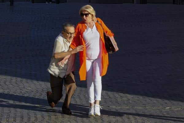 El exvicepresidente del Comité Técnico de Árbitros (CTA) José María Enríquez Negreira, sufre una caida a su llegada al Instituto de Medicina Legal de Cataluña para ser examinado por un forense que debe certificar si padece síntomas de demencia, como ha alegado su defensa ante el juez.EFE/ Enric Fontcuberta