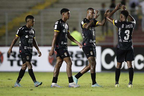 Carlos Small (2-d) de Independiente celebra su gol hoy, en un partido de la Copa Centroamericana entre Club Atlético Independiente (CAI) y Motagua en el estadio Rommel Fernández, en Ciudad de Panamá (Panamá). EFE/Bienvenido Velasco