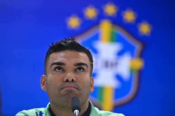 El jugador de la selección brasileña de fútbol, Casemiro, participa en una rueda de prensa tras un entrenamiento en la Arena Pantanal, hoy en Cuiabá (Brasil). EFE/Andre Borges