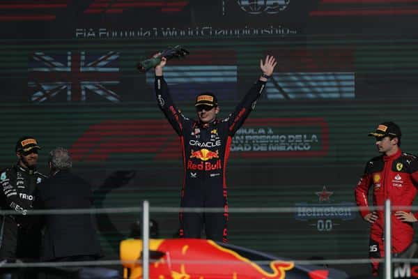 El holandés Max Verstappen de Red Bull Racing (c), el británico Lewis Hamilton de Mercedes (i) y el monagesco Charles Leclerc de Scuderia Ferrari (d) celebran hoy, al final del Gran Premio de México de Fórmula 1, en el autódromo Hermanos Rodríguez, en Ciudad de México (México). EFE/ Isaac Esquivel