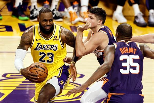El jugador de los Angeles Lakers LeBron James (L) en acción contra el guardia de Phoenix Suns Grayson Allen (C) y el atacante de Phoenix Suns Kevin Durant (R) durante el cuarto cuarto de la NBA Partido entre los Phoenix Suns y Los Angeles Lakers en Crypto.com Arena en Los Ángeles, California, EE. UU. EFE/EPA/ETIENNE LAURENT