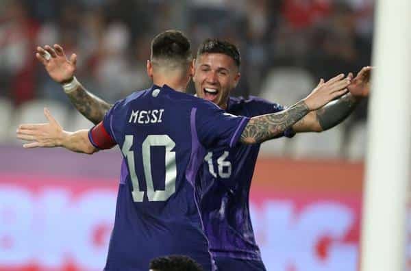 Lionel Messi (i) de Argentina celebra un gol con Enzo Fernández (d) hoy, en un partido de las Eliminatorias Sudamericanas para la Copa Mundial de Fútbol 2026 entre Perú y Argentina en el estadio Nacional de Lima (Perú). EFE/Paolo Aguilar