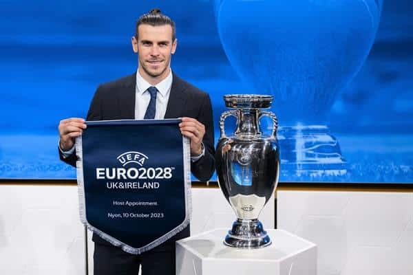 Gareth Bale, futbolista y embajador galés posa después de que Reino Unido e Irlanda fueran elegidos para albergar el torneo de fútbol Eurocopa 2028 durante la ceremonia de anuncio de los anfitriones de la UEFA EURO 2028 y 2032 en la sede de la UEFA , en Nyon, Suiza. EFE/EPA/JEAN-CHRISTOPHE BOTT