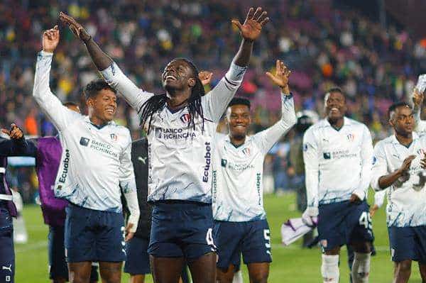 Jugadores de Liga de Quito (LDU) celebran al final de un partido de las semifinales de la Copa Sudamericana ante Defensa y Justicia hoy, en el estadio Ciudad de Lanús (Argentina). EFE/ Juan Ignacio Roncoroni