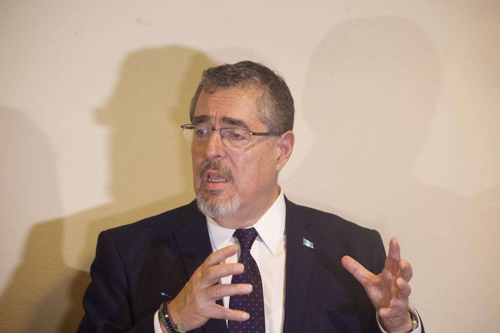 El presidente electo de Guatemala Bernardo Arévalo vuelve a su país tras el "asalto" de la Fiscalía