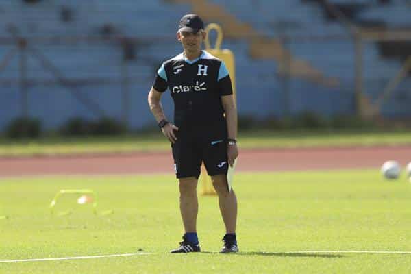 El entrenador de la selección de fútbol de Honduras, Reinaldo Rueda,en una fotografía de archivo. EFE/José Valle