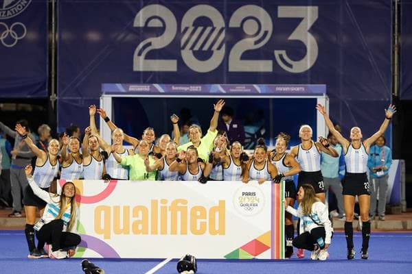 Jugadoras de Argentina posan con la medalla de oro y un aviso de clasificadas para los Juegos Olímpicos 2024 tras la final de hockey sobre hierba femenino hoy, durante los Juegos Panamericanos 2023 en Santiago (Chile). EFE/ Elvis González