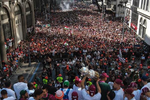 Fotografía aérea que muestra a jugadores e hinchas de Fluminense mientras celebran la conquista de la Copa Libertadores hoy, en Río de Janeiro (Brasil). EFE/ Antonio Lacerda