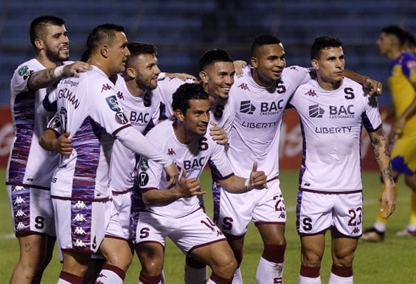 Fotografía de archivo en la que se registró una de las celebraciones del club costarricense de fútbol Saprissa, en San Pedro Sula (Honduras). EFE/José Valle