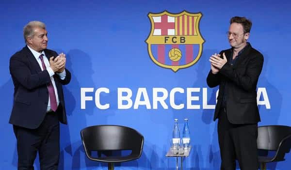 Como preparación de la celebración del 125 aniversario del FC Barcelona y coincidiendo con el día en que la entidad deportiva cumple 124 años, David Carabén (d), ha sido presentado oficialmente como Comisionado de la efemeride, en un acto que contó con la presencia del presidente Joan Laporta (i). EFE/Enric Fontcuberta