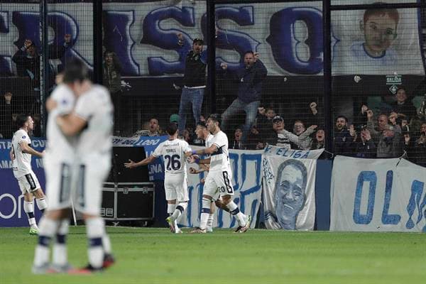 El uruguayo Matías Abaldo anotó para Gimnasia el gol del descuento en la caída del equipo de la Plata 1-2 ante Atlético Tucumán. En la imagen un registro de archivo de una de las celebraciones del club argentino de fútbol Gimnasia y Esgrima La Plata. EFE/Demian Estévez